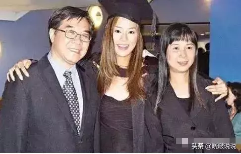 14歲被富豪追,婚禮花費10億,8年生4個孩子,今被數億懸賞五胎?!