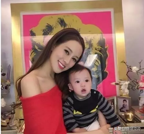 14歲被富豪追,婚禮花費10億,8年生4個孩子,今被數億懸賞五胎?!
