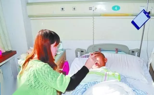 親媽住院,孝順弟媳日夜伺候,無意間瞧見她的褲兜,我趕緊報了警