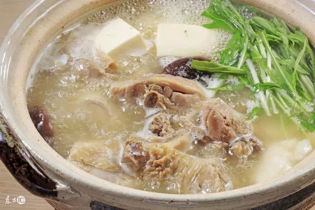 月子期間婆婆頓頓雞湯不重樣,我妹妹到廚房盛飯,回來我堅決離婚