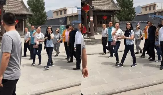 隱退37年!林鳳嬌「頂短髮」偕成龍現身做慈善 66歲凍齡休閒打扮「風韻猶存」
