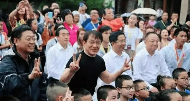 隱退37年!林鳳嬌「頂短髮」偕成龍現身做慈善 66歲凍齡休閒打扮「風韻猶存」
