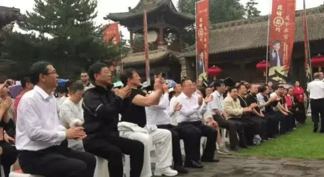 隱退37年!林鳳嬌「頂短髮」偕成龍現身做慈善 66歲凍齡休閒打扮「風韻猶存」