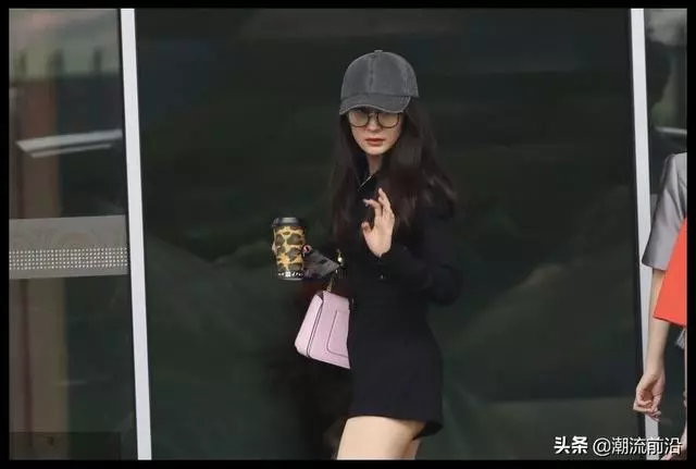 32歲單身後的楊冪有多大膽?穿5cm超短褲大膽秀「微笑臀」,勇氣可嘉!