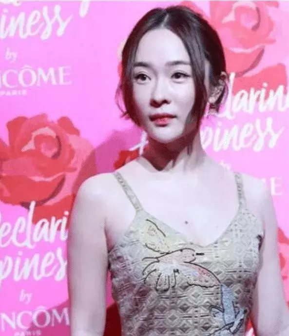 霍思燕真會穿! 禮服領口開到肚臍眼, 永不輸的顏值和身材更出彩!