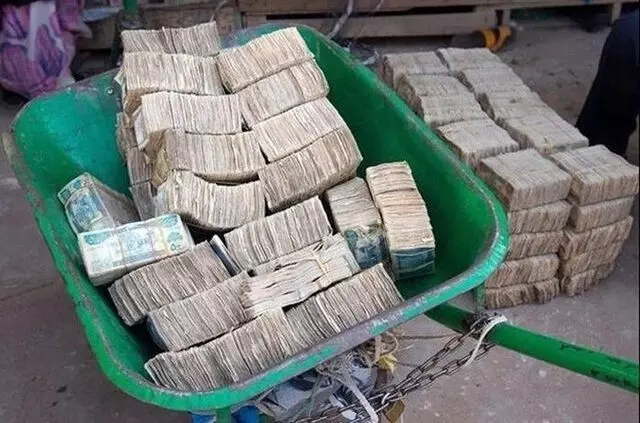 全球唯一鈔票合法買賣國,國民擺地攤論斤叫賣,聲稱窮得只剩下錢!
