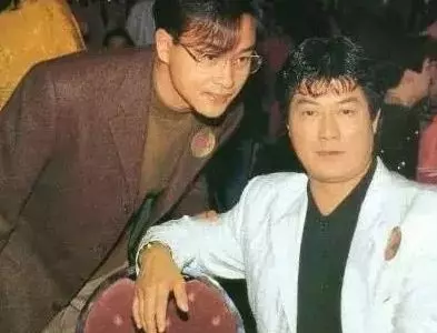 踢向華強板凳,捏成龍臉,摸張學友的頭,還有什麼是他不敢的?