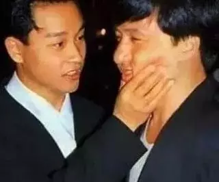 踢向華強板凳,捏成龍臉,摸張學友的頭,還有什麼是他不敢的?