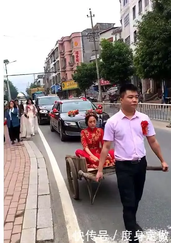 新郎用「板車」拉新娘,後邊全是豪車,網友:新娘的表情亮了!