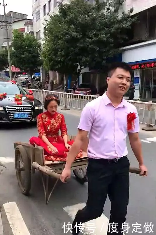 新郎用「板車」拉新娘,後邊全是豪車,網友:新娘的表情亮了!