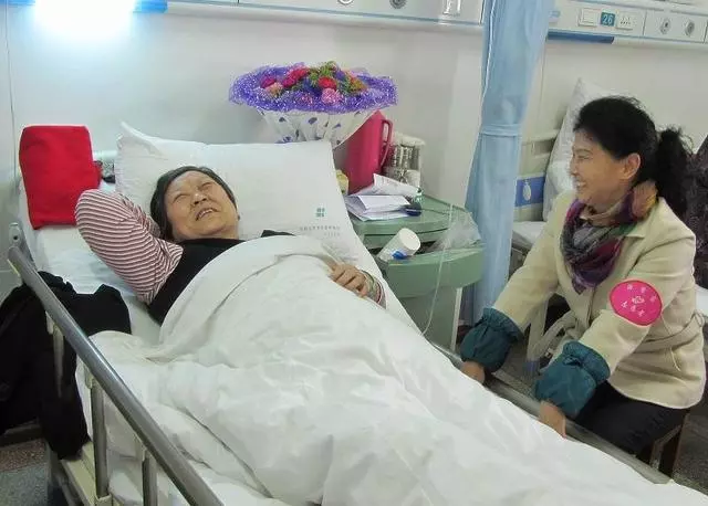 母親分家產,大兒一套房,二兒子一輛車,女兒一袋米,一拆開傻了