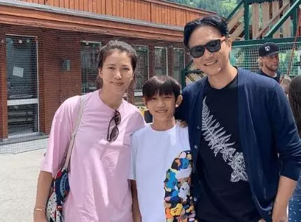 演藝圈模範夫妻的12歲兒子 外出「面對記者禮貌打招呼」:父母的修養,決定了孩子的教養!
