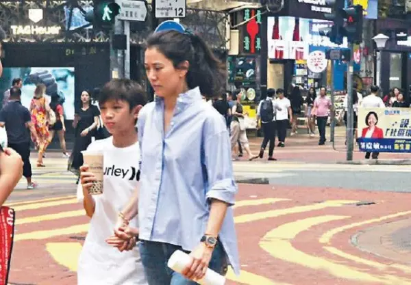 演藝圈模範夫妻的12歲兒子 外出「面對記者禮貌打招呼」:父母的修養,決定了孩子的教養!