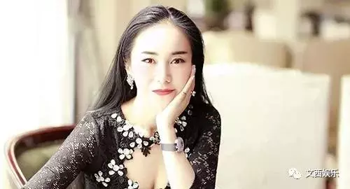 最美富二代,清華畢業,坐擁千億資產,父親還曾超越王健林成首富!