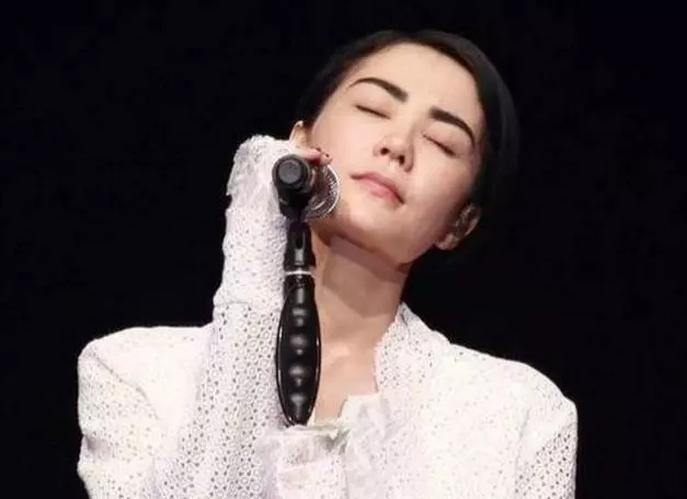王菲素顏現身機場被嫌老,謝霆鋒一句話霸氣回應,對方瞬間臉紅,乖乖低頭繞行!