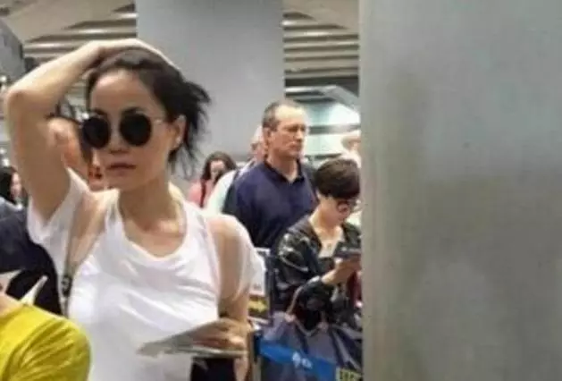 王菲素顏現身機場被嫌老,謝霆鋒一句話霸氣回應,對方瞬間臉紅,乖乖低頭繞行!