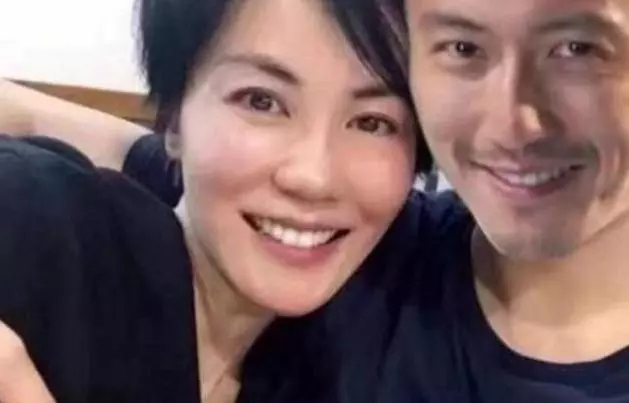 王菲素顏現身機場被嫌老,謝霆鋒一句話霸氣回應,對方瞬間臉紅,乖乖低頭繞行!