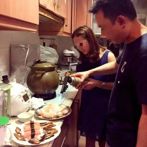 閨蜜來我家玩,做飯時老公叫我去買辣椒,回來進到廚房,我傻眼了!
