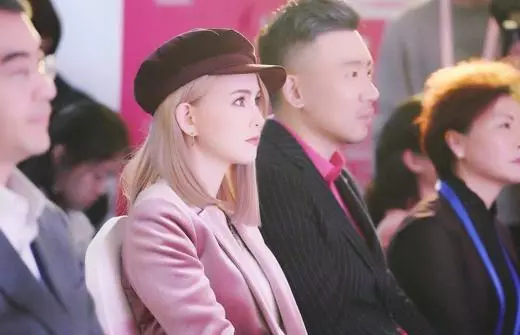 同樣是天王嫂,郭富城老婆方媛衣品差昆淩太多, 網友, 地攤風撲面而來!