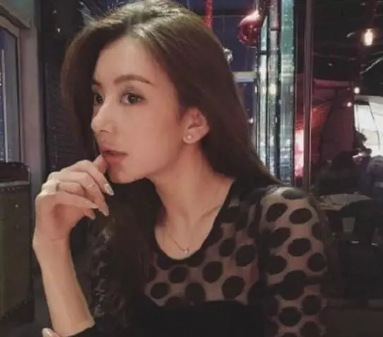 同樣是天王嫂,郭富城老婆方媛衣品差昆淩太多, 網友, 地攤風撲面而來!