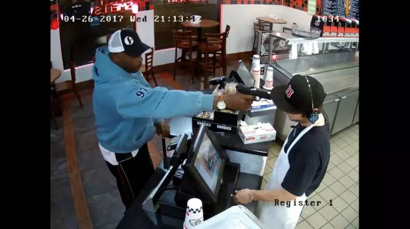 這速食店員工被歹徒「拿槍指著頭」,沒想到他下一秒的反應讓他全球爆紅!