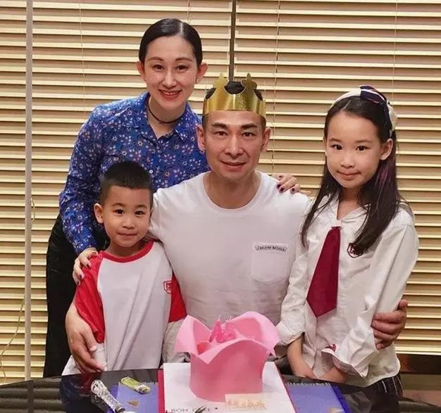 娛樂圈明星的基因太強大!吳尊全家複製人、邱淑貞女兒美如畫!看了徐少強的兒子忍不住笑了!
