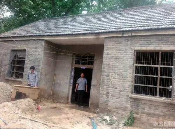 妻子臨死前交代「存摺在客廳地下」,他竟將家中客廳挖成了「地下室」,「挖掘結果」讓鄰居都傻眼了!