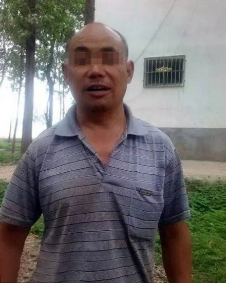妻子臨死前交代「存摺在客廳地下」,他竟將家中客廳挖成了「地下室」,「挖掘結果」讓鄰居都傻眼了!