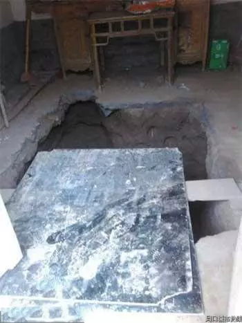 妻子臨死前交代「存摺在客廳地下」,他竟將家中客廳挖成了「地下室」,「挖掘結果」讓鄰居都傻眼了!