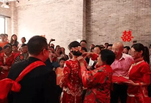 閨蜜嫁個窮酸佬,我帶老公開豪車去炫耀,進門看到新郎,我離婚了 !