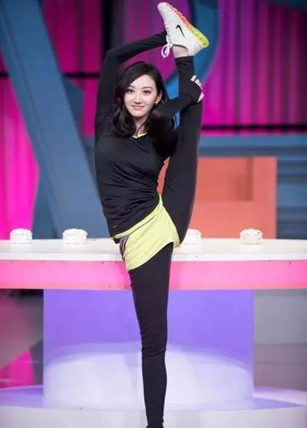 不給甄子丹面子,景甜拒摟! 這個女人真不簡單,她到底什麼背景?