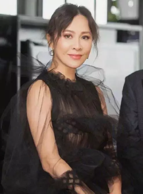 54歲劉嘉玲素顏晨跑被拍,巨星氣質全無,網友:像極了老奶奶!