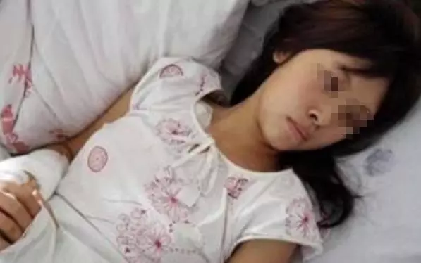 少女被迫嫁給65歲阿公,新婚夜準備逃婚時看到大爺手機,欣然答應同房。。。!