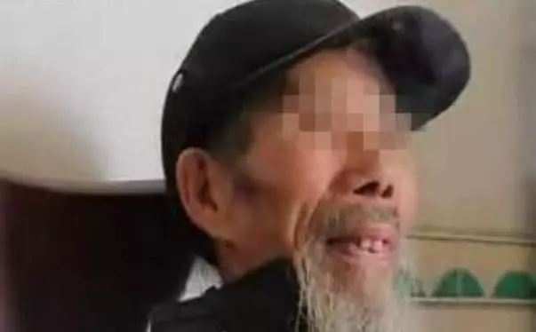 少女被迫嫁給65歲阿公,新婚夜準備逃婚時看到大爺手機,欣然答應同房。。。!
