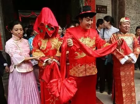 老公晚上總站窗前看對面屋,那天我好奇也偷偷去看,看完後,我果斷報了警......