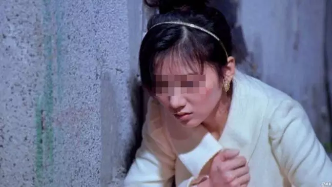 老公晚上總站窗前看對面屋,那天我好奇也偷偷去看,看完後,我果斷報了警......