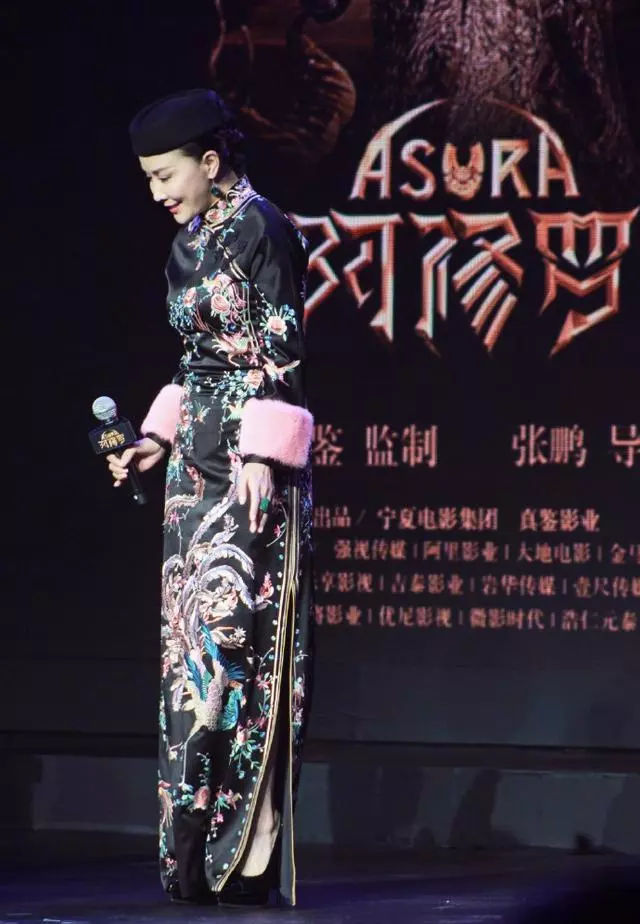 看到劉嘉玲撞衫「美國第一夫人」,才知韻味美和野性美的差距有多大!