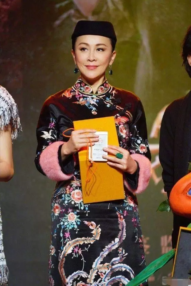 看到劉嘉玲撞衫「美國第一夫人」,才知韻味美和野性美的差距有多大!