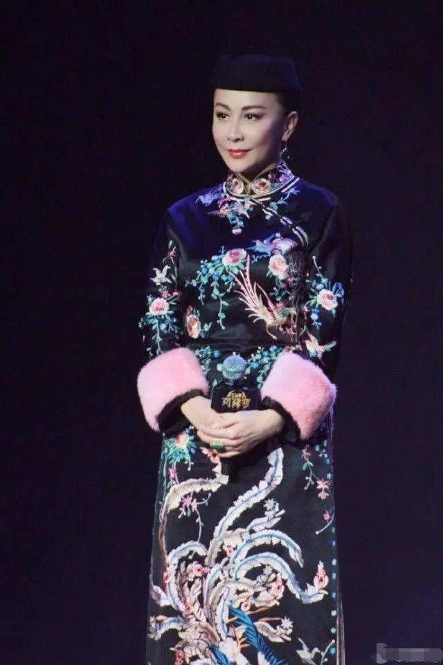 看到劉嘉玲撞衫「美國第一夫人」,才知韻味美和野性美的差距有多大!