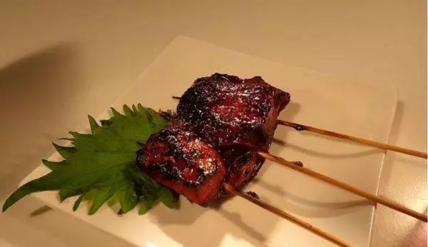 他在發臭的河釣到一隻「110公分超巨大土蝨」,帶回飯店做成料理後,「悲劇」發生了!
