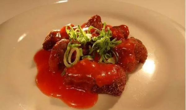 他在發臭的河釣到一隻「110公分超巨大土蝨」,帶回飯店做成料理後,「悲劇」發生了!