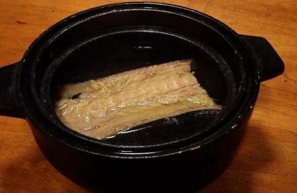 他在發臭的河釣到一隻「110公分超巨大土蝨」,帶回飯店做成料理後,「悲劇」發生了!