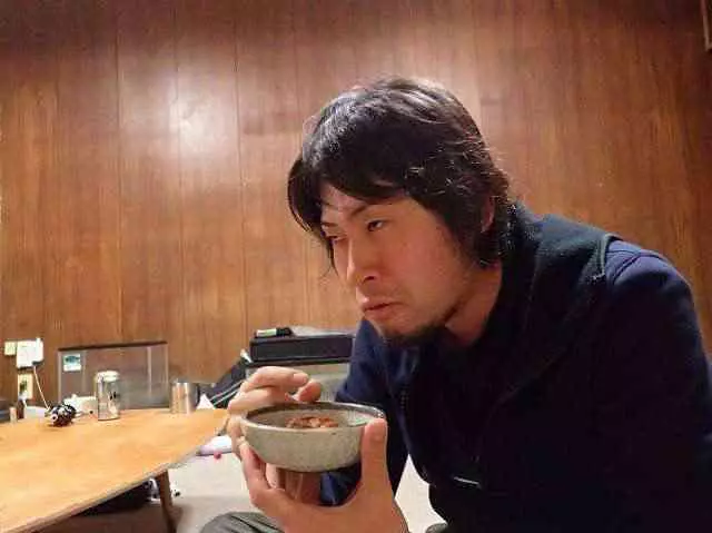他在發臭的河釣到一隻「110公分超巨大土蝨」,帶回飯店做成料理後,「悲劇」發生了!