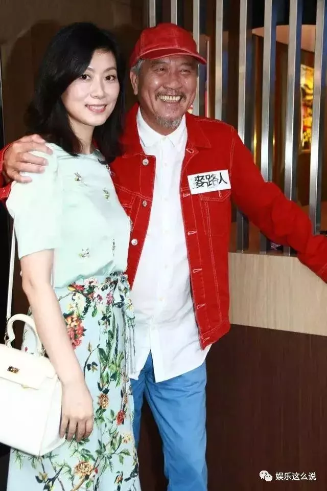 62歲萬梓良近照,小16歲空姐妻子前來探班,兩人甜蜜同框很恩愛!
