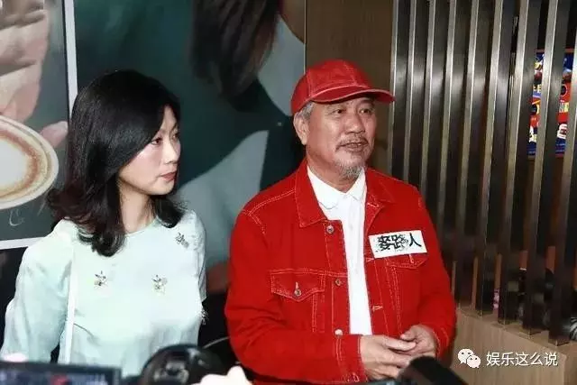 62歲萬梓良近照,小16歲空姐妻子前來探班,兩人甜蜜同框很恩愛!