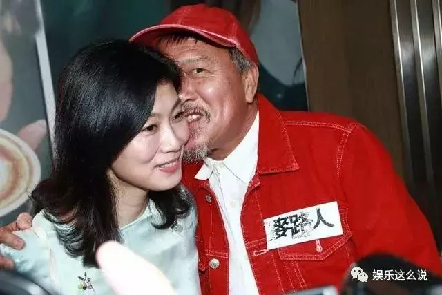 62歲萬梓良近照,小16歲空姐妻子前來探班,兩人甜蜜同框很恩愛!