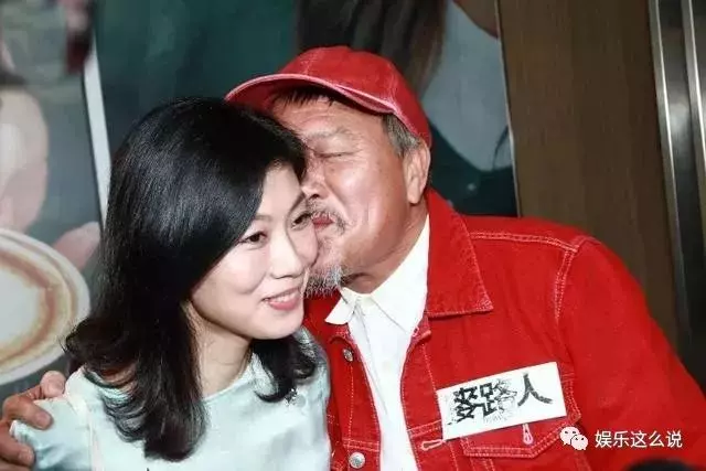62歲萬梓良近照,小16歲空姐妻子前來探班,兩人甜蜜同框很恩愛!