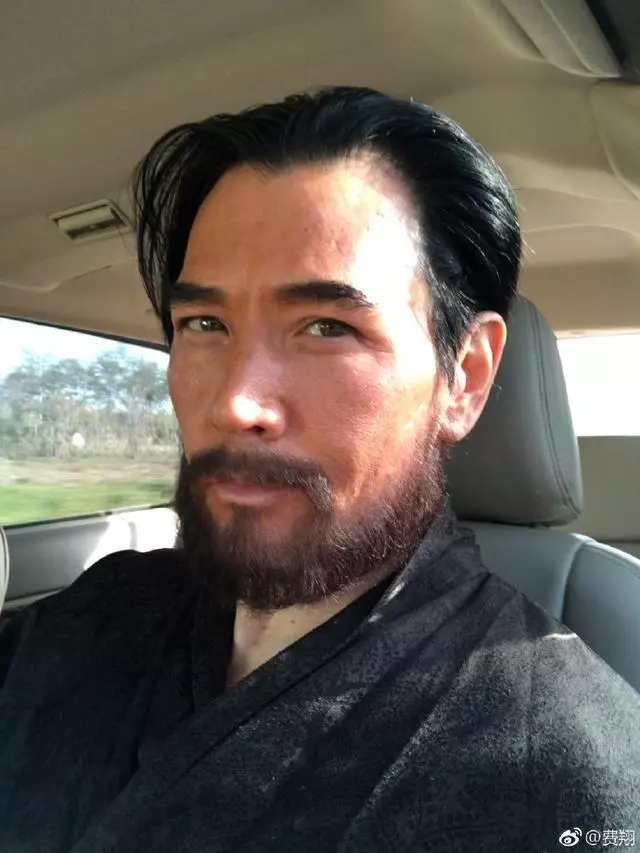 59歲費翔罕曬近照:刮掉鬍子「撞臉梁朝偉」,五官深邃帥到像吃了「防腐劑」!