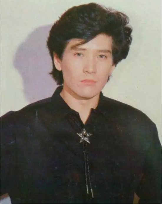 59歲費翔罕曬近照:刮掉鬍子「撞臉梁朝偉」,五官深邃帥到像吃了「防腐劑」!