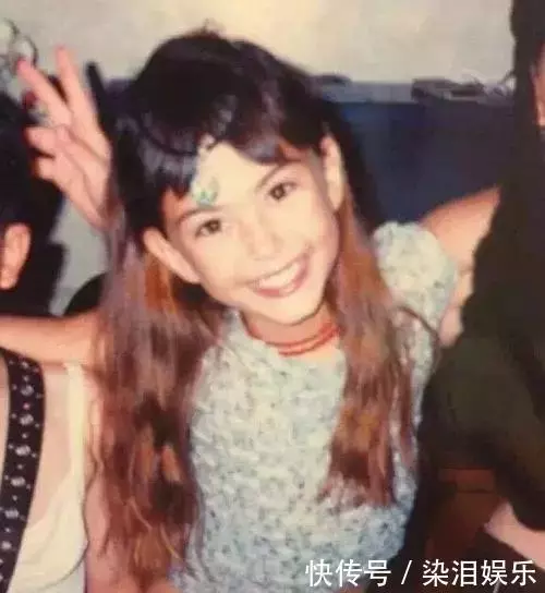 女明星年輕時的模樣:范冰冰13歲拍廣告,楊冪從小美到大,網友:看到昆淩我羨慕了!